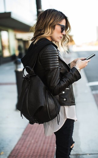 Come indossare e abbinare una giacca da moto in pelle trapuntata nera per una donna di 30 anni quando fa freddo: Potresti abbinare una giacca da moto in pelle trapuntata nera con jeans aderenti strappati neri per essere casual.