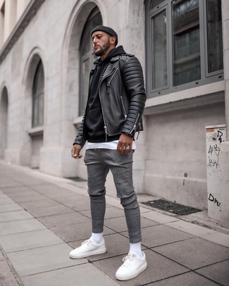 Quale giacca da moto indossare con sneakers basse bianche in modo casual: Indossa una giacca da moto con chino grigi per affrontare con facilità la tua giornata. Sneakers basse bianche sono una buona scelta per completare il look.