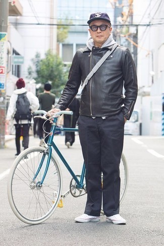 Quale giacca da moto indossare con sneakers basse bianche per un uomo di 50 anni: Prova a combinare una giacca da moto con chino blu scuro per un look semplice, da indossare ogni giorno. Sneakers basse bianche sono una interessante scelta per completare il look.