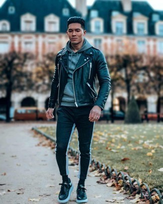 Quale giacca da moto indossare con sneakers basse nere: Potresti combinare una giacca da moto con chino neri e bianchi per un look spensierato e alla moda. Sneakers basse nere sono una buona scelta per completare il look.