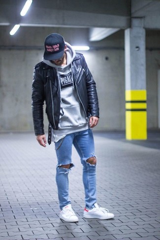 Come indossare e abbinare una giacca da moto con jeans in modo rilassato: Punta su una giacca da moto e jeans per una sensazione di semplicità e spensieratezza. Sneakers basse bianche sono una validissima scelta per completare il look.