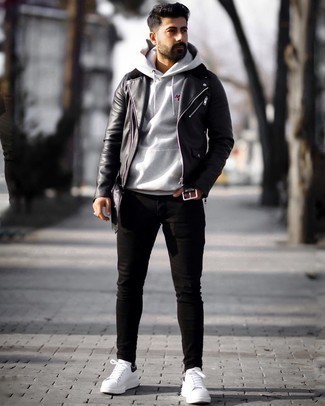 Come indossare e abbinare una giacca da moto in pelle nera con jeans aderenti neri: Una giacca da moto in pelle nera e jeans aderenti neri sono una combinazione perfetta da usare nel weekend. Per le calzature, scegli lo stile classico con un paio di sneakers basse in pelle bianche e nere.