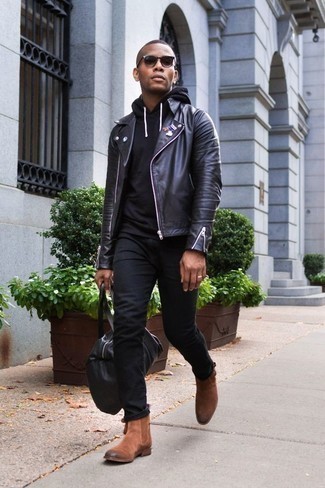 Quale giacca da moto indossare con stivali chelsea marroni: Scegli una giacca da moto e jeans neri per un look semplice, da indossare ogni giorno. Sfodera il gusto per le calzature di lusso e mettiti un paio di stivali chelsea marroni.