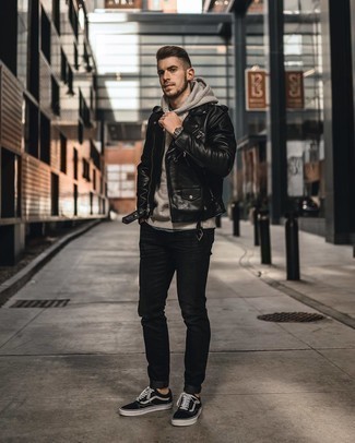 Quale giacca da moto indossare con sneakers basse nere: Prova ad abbinare una giacca da moto con jeans neri per vestirti casual. Rifinisci questo look con un paio di sneakers basse nere.