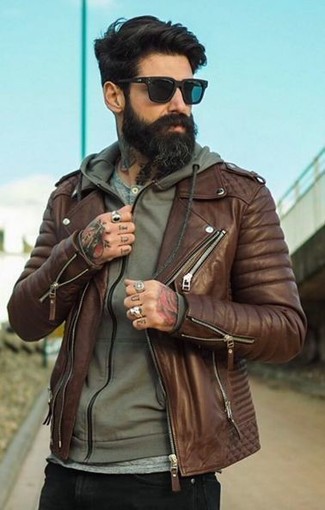 Come indossare e abbinare una giacca da moto in pelle marrone: Potresti indossare una giacca da moto in pelle marrone e jeans aderenti neri per un look perfetto per il weekend.
