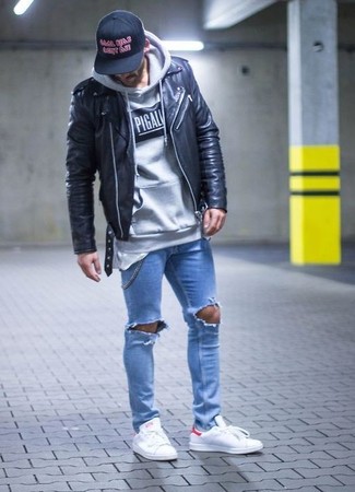 Come indossare e abbinare jeans aderenti blu scuro in modo rilassato: Indossa una giacca da moto in pelle nera con jeans aderenti blu scuro per un look comfy-casual. Sneakers basse in pelle bianche daranno lucentezza a un look discreto.