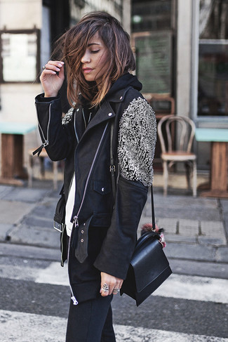 Come indossare e abbinare una giacca decorata per una donna di 20 anni: Abbina una giacca decorata con jeans aderenti neri per un look spensierato e alla moda.