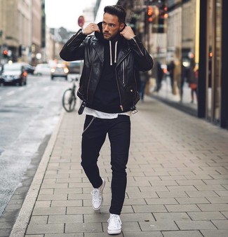 Quale felpa con cappuccio indossare con jeans neri: Combina una felpa con cappuccio con jeans neri per una sensazione di semplicità e spensieratezza. Perfeziona questo look con un paio di sneakers basse di tela bianche.