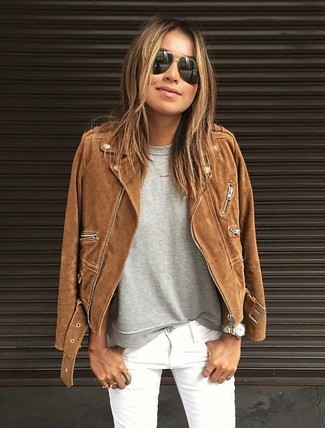 Come indossare e abbinare una giacca marrone per una donna di 30 anni quando fa caldo: Prova a combinare una giacca marrone con jeans aderenti bianchi per un look raffinato per il tempo libero.