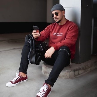 Come indossare e abbinare un maglione stampato rosso: Per un outfit della massima comodità, potresti indossare un maglione stampato rosso e jeans aderenti neri. Abbellisci questo completo con un paio di sneakers basse di tela bordeaux.