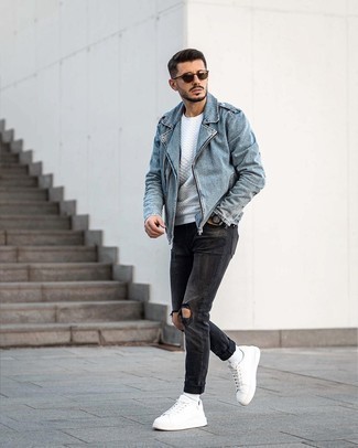 Come indossare e abbinare jeans aderenti quando fa freddo in modo rilassato: Combina una giacca da moto azzurra con jeans aderenti per un'atmosfera casual-cool. Impreziosisci il tuo outfit con un paio di sneakers basse in pelle bianche.