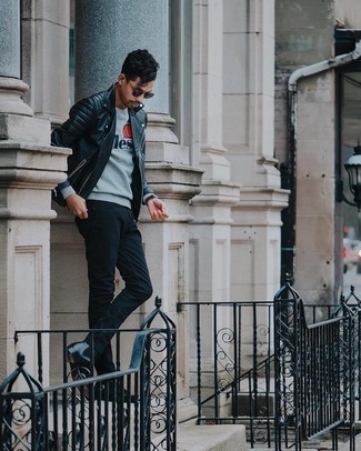 Quale felpa indossare con jeans neri quando fa freddo: Combina una felpa con jeans neri per un look semplice, da indossare ogni giorno. Stivali chelsea in pelle neri impreziosiranno all'istante anche il look più trasandato.