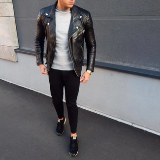 Quale giacca da moto indossare con una felpa grigia: Indossa una giacca da moto con una felpa grigia per un look trendy e alla mano. Sneakers basse nere sono una valida scelta per completare il look.