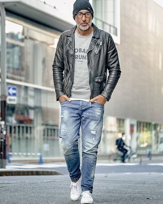 Quale jeans indossare con sneakers basse bianche e blu scuro per un uomo di 50 anni: Opta per una giacca da moto in pelle nera e jeans per un'atmosfera casual-cool. Sneakers basse bianche e blu scuro sono una buona scelta per completare il look.