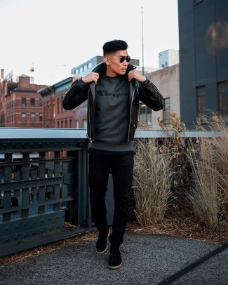 Quale giacca da moto indossare con jeans neri per un uomo di 30 anni in modo casual: Abbina una giacca da moto con jeans neri per vestirti casual. Sfodera il gusto per le calzature di lusso e prova con un paio di stivali chelsea in pelle scamosciata neri.