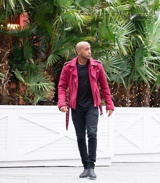 Come indossare e abbinare una giacca da moto rosa: Indossa una giacca da moto rosa con jeans neri per un look raffinato per il tempo libero. Scegli un paio di stivali chelsea in pelle neri per un tocco virile.