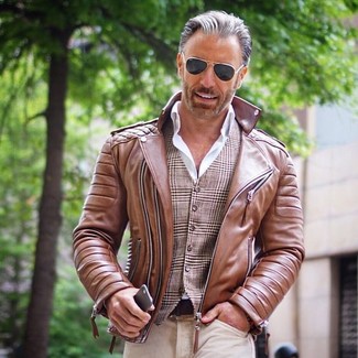 Quale gilet indossare con jeans marrone chiaro per un uomo di 50 anni quando fa caldo: Metti un gilet e jeans marrone chiaro per essere elegante ma non troppo formale.