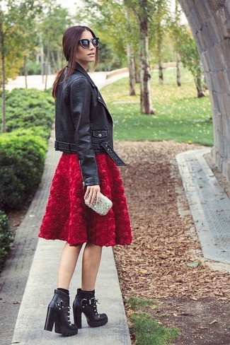Quale giacca da moto indossare con stivaletti neri per una donna di 30 anni: Abbina una giacca da moto con una gonna a ruota testurizzata rossa per un outfit che si fa notare. Un paio di stivaletti neri si abbina alla perfezione a una grande varietà di outfit.