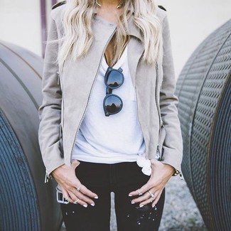 Come indossare e abbinare una giacca argento quando fa freddo: Opta per una giacca argento e jeans aderenti neri per un look raffinato per il tempo libero.