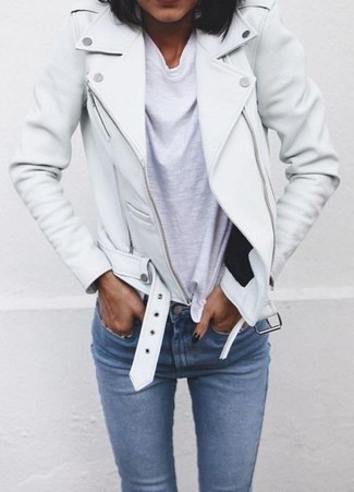 Come indossare e abbinare una giacca in pelle bianca in primavera 2025: Metti una giacca in pelle bianca e jeans aderenti blu per un look trendy e alla mano. È buona idea per questa primavera!