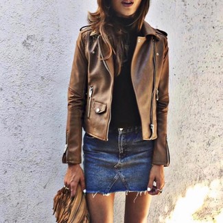 Come indossare e abbinare una giacca marrone: Abbina una giacca marrone con una minigonna di jeans blu per affrontare con facilità la tua giornata.