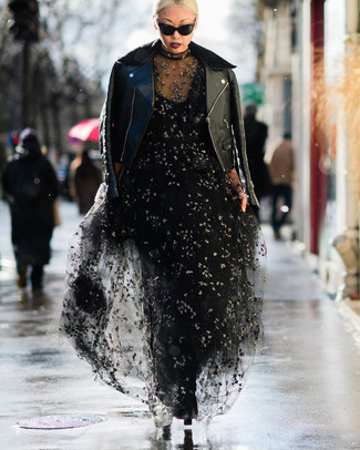 Quale giacca da moto indossare con stivaletti neri per una donna di 30 anni: Prova ad abbinare una giacca da moto con un abito da sera in tulle ricamato nero per un look semplice, da indossare ogni giorno. Perfeziona questo look con un paio di stivaletti neri.