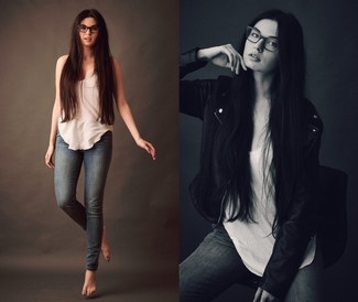 Look alla moda per donna: Giacca da moto in pelle nera, Canotta bianca, Jeans aderenti blu