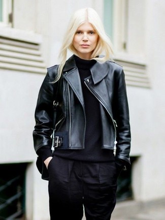 Come indossare e abbinare una giacca da moto in pelle nera: Per un outfit quotidiano pieno di carattere e personalità, coniuga una giacca da moto in pelle nera con pantaloni stretti in fondo neri.