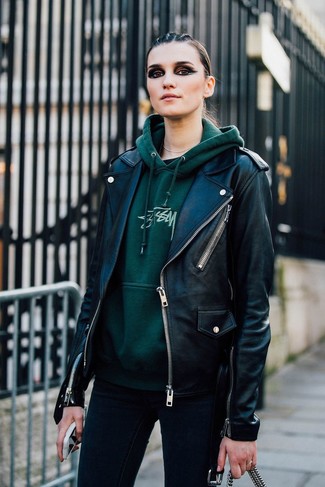 Come indossare e abbinare un maglione verde scuro per una donna di 20 anni quando fa freddo: Coniuga un maglione verde scuro con jeans aderenti neri per un look trendy e alla mano.