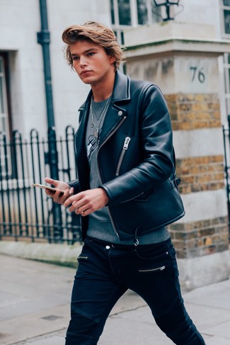Quale felpa indossare con una giacca da moto nera per un uomo di 20 anni in modo casual: Indossa una giacca da moto nera con una felpa per un pranzo domenicale con gli amici.