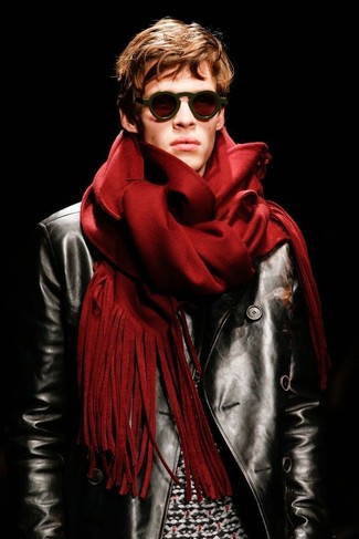 Come indossare e abbinare una sciarpa rossa per un uomo di 30 anni in autunno 2024: Per un outfit della massima comodità, opta per una giacca da moto in pelle nera e una sciarpa rossa. Una eccellente scelta per essere più cool e alla moda anche in questi mesi autunnali.