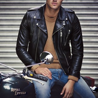 Look alla moda per uomo: Giacca da moto in pelle nera, Maglione girocollo marrone chiaro, Jeans blu