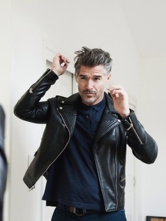 Come indossare e abbinare una giacca in pelle per un uomo di 40 anni: Scegli una giacca in pelle e chino blu scuro per un fantastico look da sfoggiare nel weekend.