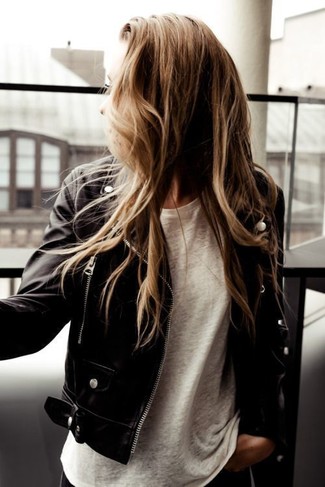 Come indossare e abbinare una giacca da moto in pelle nera: Indossa una giacca da moto in pelle nera e una t-shirt girocollo bianca per un look facile da indossare.