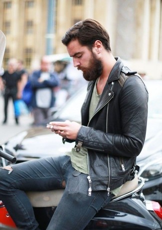 Quale jeans aderenti indossare con una giacca da moto nera in autunno 2024: Mostra il tuo stile in una giacca da moto nera con jeans aderenti per un look comfy-casual. Una buona idea per per vestirsi con stile durante la stagione transitoria!