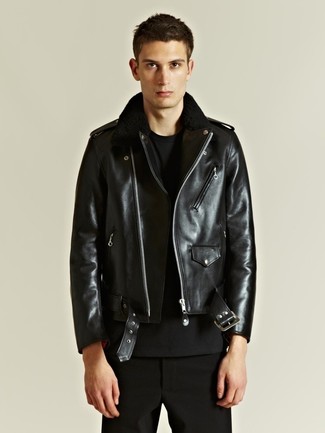 Come indossare e abbinare una giacca da moto in pelle nera con chino neri: Coniuga una giacca da moto in pelle nera con chino neri per vestirti casual.
