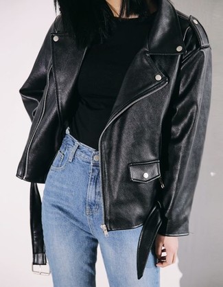 Come indossare e abbinare una giacca da moto in pelle nera quando fa freddo: Potresti combinare una giacca da moto in pelle nera con jeans blu per essere trendy e seducente.