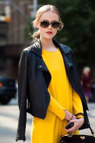 Come indossare e abbinare una borsa shopping in pelle scamosciata: Abbina una giacca da moto in pelle nera con una borsa shopping in pelle scamosciata per un look trendy e alla mano.