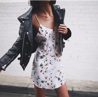 Come indossare e abbinare un vestito a fiori in primavera 2025 in modo rilassato: Potresti combinare un vestito a fiori con una giacca da moto in pelle nera per un look comfy-casual. Ecco una fantastica idea per creare il perfetto outfit primaverile.