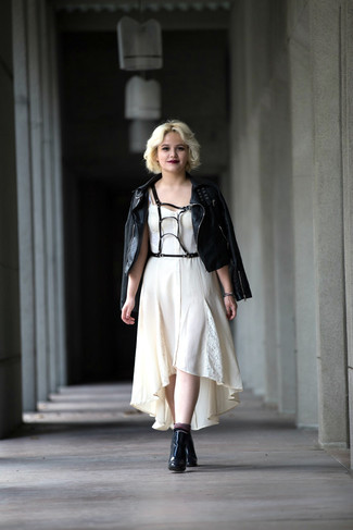 Look alla moda per donna: Giacca da moto in pelle nera, Vestito casual bianco, Stivaletti in pelle neri