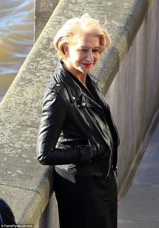 Look di Helen Mirren: Giacca da moto in pelle nera, Vestito longuette nero