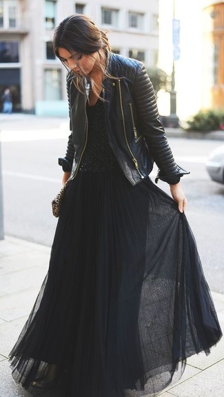 Come indossare e abbinare un vestito lungo di chiffon nero per una donna di 30 anni quando fa caldo: Vestiti con un vestito lungo di chiffon nero e una giacca da moto in pelle trapuntata nera per un outfit rilassato ma alla moda.