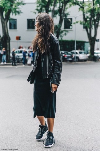 Come indossare e abbinare sneakers nere per una donna di 30 anni quando fa freddo: Prova ad abbinare una giacca da moto in pelle nera con un vestito lungo nero per un look raffinato. Aggiungi un tocco fantasioso indossando un paio di sneakers nere.