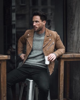 Come indossare e abbinare una giacca da moto in pelle scamosciata marrone per un uomo di 30 anni: Coniuga una giacca da moto in pelle scamosciata marrone con jeans aderenti neri per una sensazione di semplicità e spensieratezza.