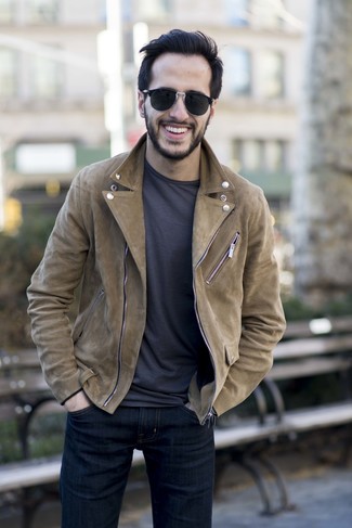 Quale t-shirt girocollo indossare con una giacca da moto marrone: Combina una giacca da moto marrone con una t-shirt girocollo per vestirti casual.