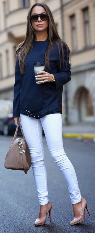 Come indossare e abbinare jeans aderenti bianchi con décolleté in pelle beige: Indossa una giacca da moto blu scuro e jeans aderenti bianchi per un semplice tocco di eleganza. Rifinisci questo look con un paio di décolleté in pelle beige.