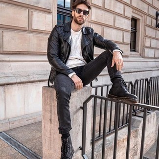 Quale stivali casual indossare con una giacca da moto nera: Coniuga una giacca da moto nera con jeans grigio scuro per affrontare con facilità la tua giornata. Sfodera il gusto per le calzature di lusso e indossa un paio di stivali casual.