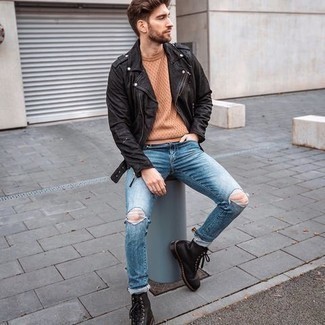 Quale jeans indossare con una giacca da moto nera per un uomo di 30 anni in primavera 2025: Indossa una giacca da moto nera e jeans per un'atmosfera casual-cool. Calza un paio di stivali casual in pelle neri per un tocco virile. Una stupenda scelta per essere cool e perfettamente alla moda anche durante la stagione primaverile.