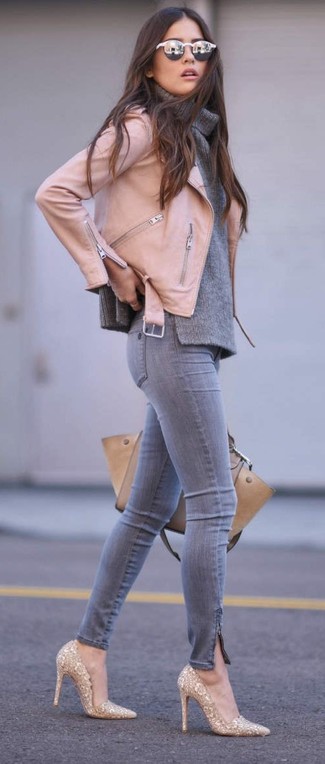 Look alla moda per donna: Giacca da moto in pelle rosa, Maglione con scollo a cappuccio grigio, Jeans aderenti grigi, Décolleté con paillettes dorati