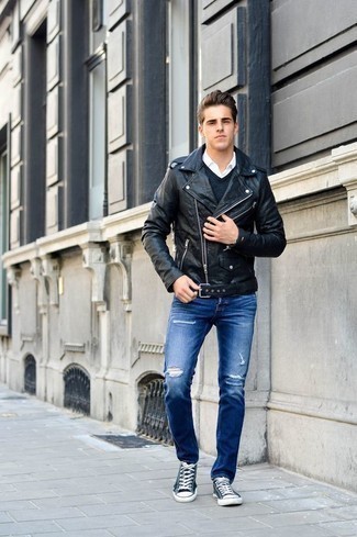 Come indossare e abbinare jeans blu scuro con sneakers basse di tela blu scuro: Per un outfit della massima comodità, potresti abbinare una giacca da moto in pelle nera con jeans blu scuro. Sneakers basse di tela blu scuro sono una splendida scelta per completare il look.